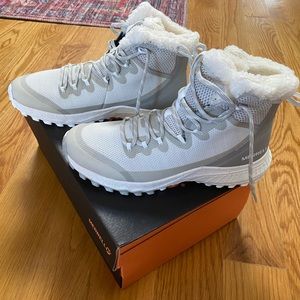 BRAND NEW never worn Womens winter snow boots